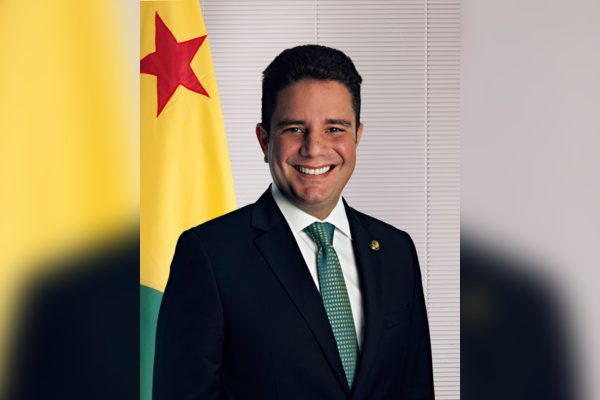 PF investiga ex-governador do Acre por desvio de verba e lavagem de dinheiro