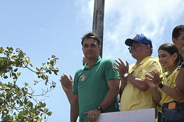 Em São Luís, Flávio Bolsonaro se emociona e levanta retrato de Jair Bolsonaro
