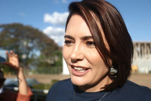 Michelle Bolsonaro é internada em Brasília com enxaqueca sem previsão de alta
