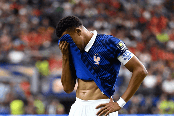 Kylian Mbappé ausente de treino da França devido a sintomas gripais