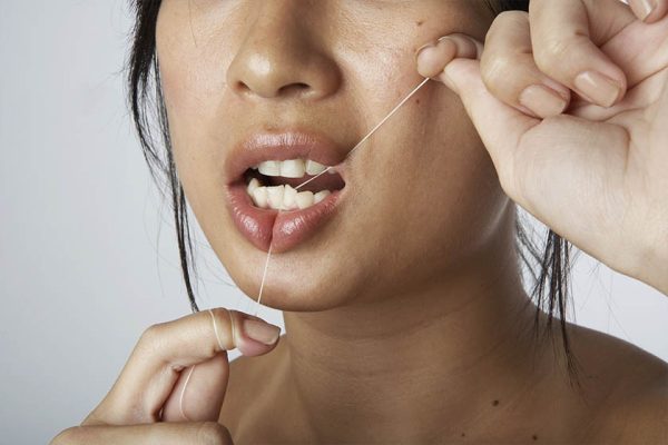 Dentista Gustavo Delmondes ensina técnica correta de uso do fio dental para evitar mau hálito