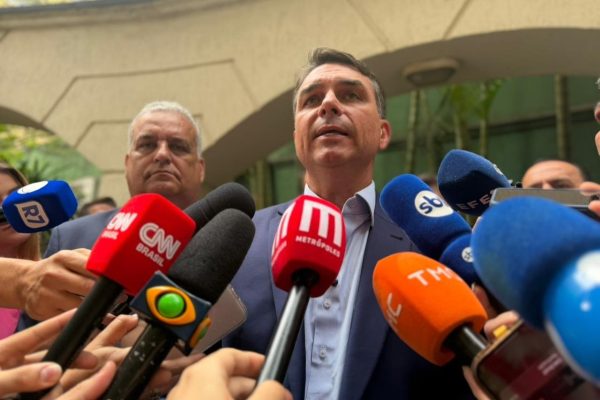 Flávio Bolsonaro investe mais de R$ 100 mil em pesquisas internas para campanha
