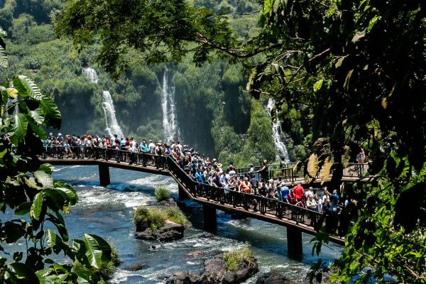 Visitação recorde em parques destaca potencial do turismo de natureza no Brasil