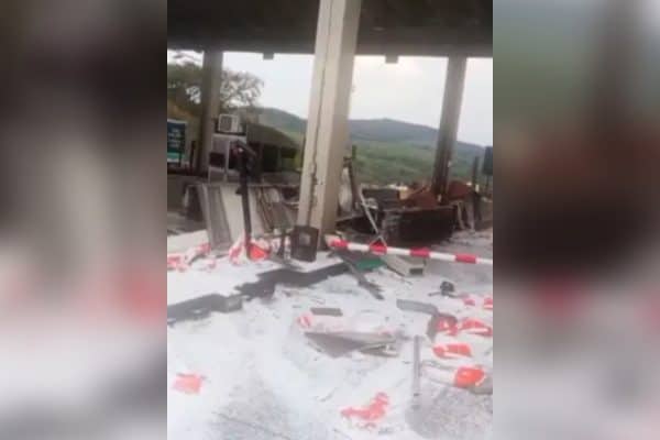 Caminhoneiro é preso após colidir veículo em cabine de pedágio na BR-381 em MG