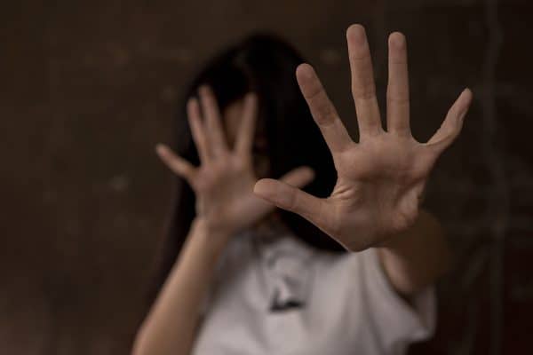 Polícia prende dois homens no Rio de Janeiro por abuso de adolescente