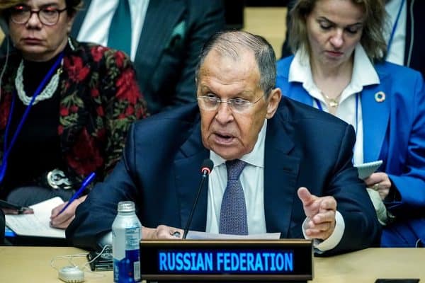 Rússia não interromperá operações na Ucrânia durante negociações de paz, diz Lavrov