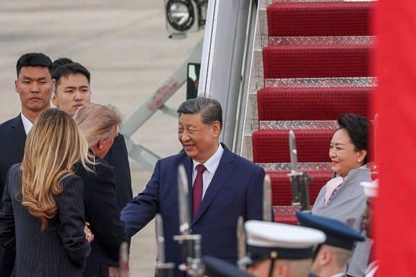 Trump Recebe Xi Jinping em Aeroporto dos EUA em Raro Gesto Diplomático