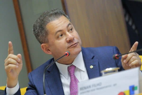 Cezinha de Madureira firma contrato para aquisição de 4% de instituto de André Mendonça