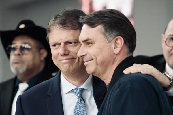 Aliados de Lula preocupados com envolvimento de Tarcísio na campanha de Flávio