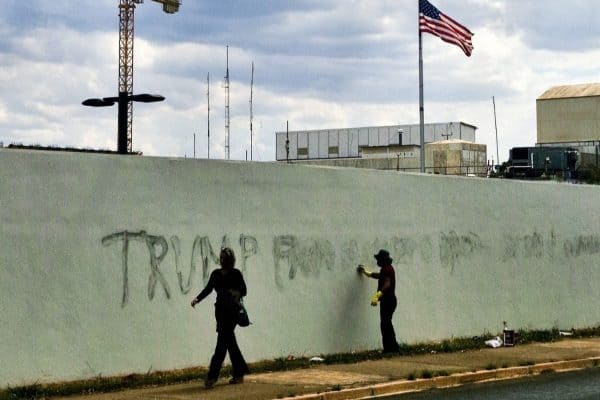 Embaixada dos EUA em Brasília é novamente pichada em protesto contra Trump