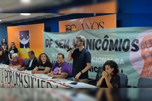 Leandro Grass assina compromisso para saúde mental e promete melhorias em Brasília