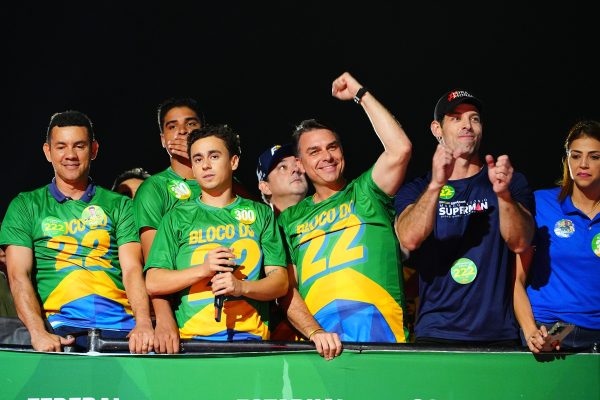 Flávio Bolsonaro agradece Nikolas Ferreira durante campanha em Minas Gerais
