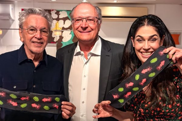 Caetano Veloso e Paula Lavigne recebem Geraldo Alckmin em apoio à reeleição