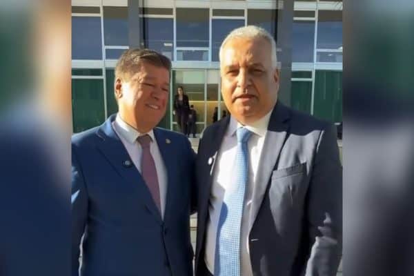 Carlos Viana aproxima-se de Flávio Bolsonaro em busca de apoio eleitoral