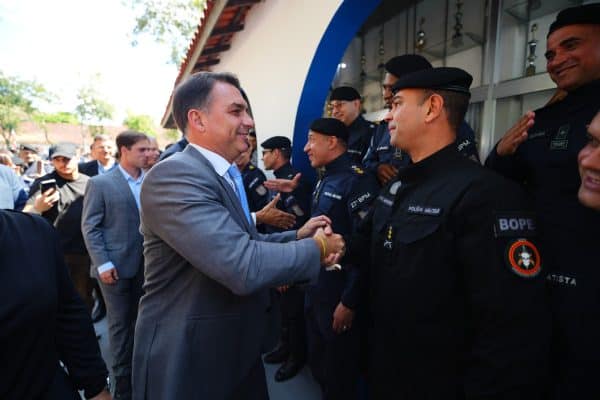 Flávio Bolsonaro critica proibição de apostas: “Lula é o pai do tigrinho”