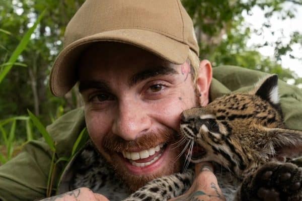 Influenciador Vini Biólogo enfrenta acusações de fraude em pacotes de viagem para a Amazônia