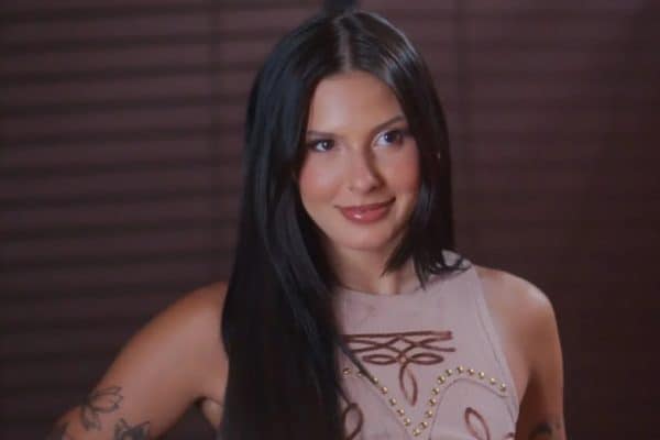 Ana Castela adota mega hair e exibe fios longos; especialista oferece dicas de cuidados