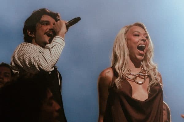 Jão retorna aos palcos com show e participação especial de Erika Hilton