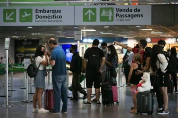 Buraco na pista de Confins causa cancelamentos e atrasos em voos de Brasília