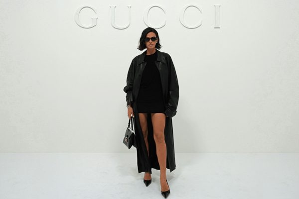 Bruna Marquezine destaca-se em visual all black no desfile da Gucci em Milão