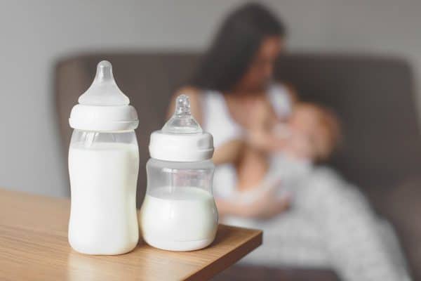 Mães causam polêmica ao usarem leite materno em receitas para melhorar imunidade