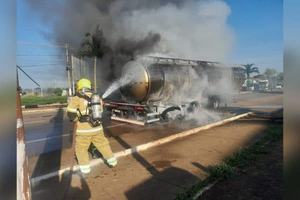 Carreta com 37 mil litros de leite pega fogo em Araxá, MG