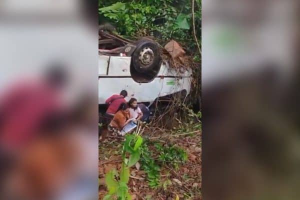 Micro-ônibus cai em ribanceira na BR-174 no Amazonas e deixa 17 feridos
