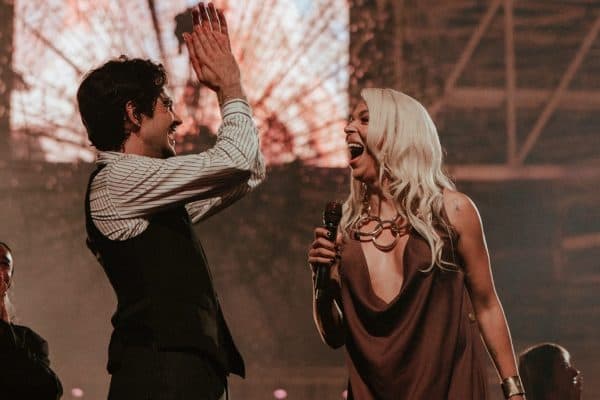 Deputado Guto Zacarias acusa Erika Hilton de showmício em apresentação com Jão