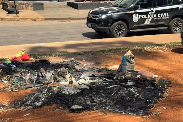 Mãe de bebê encontrado carbonizado no DF é libertada; companheiro permanece preso