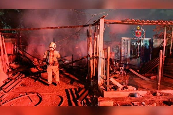 Bombeiros combatem incêndios em Sobradinho e Taguatinga no DF