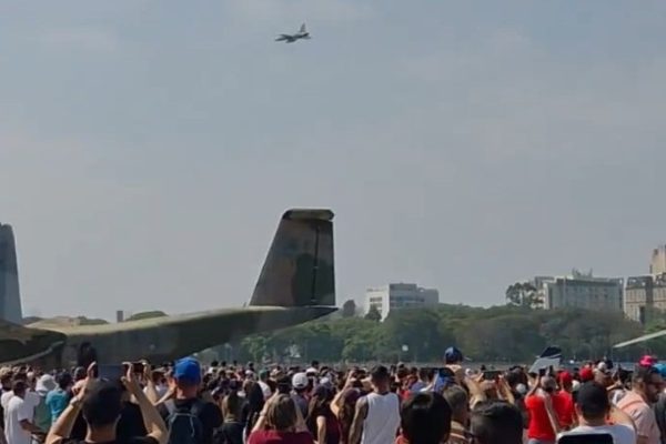 Domingo Aéreo em SP: Moradores Reclamam de Caças no Campo de Marte