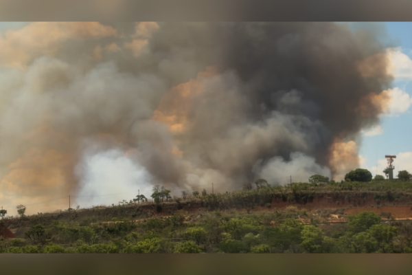Incêndio de grande proporção atinge região de BH em meio a onda de calor