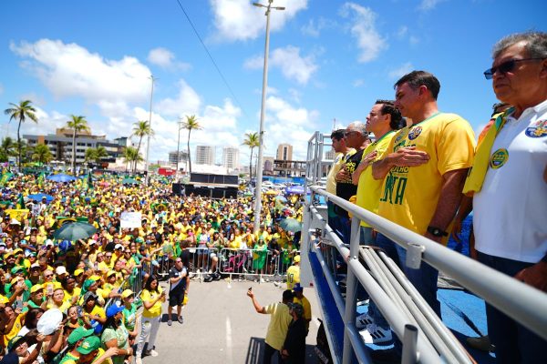 Flávio Bolsonaro destaca divisões internas do PL em Sergipe durante comício