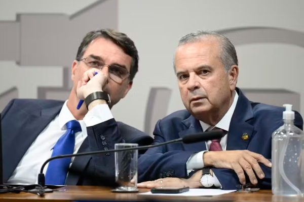 Campanha de Flávio Bolsonaro critica decisão de Dino sobre Nossa Senhora