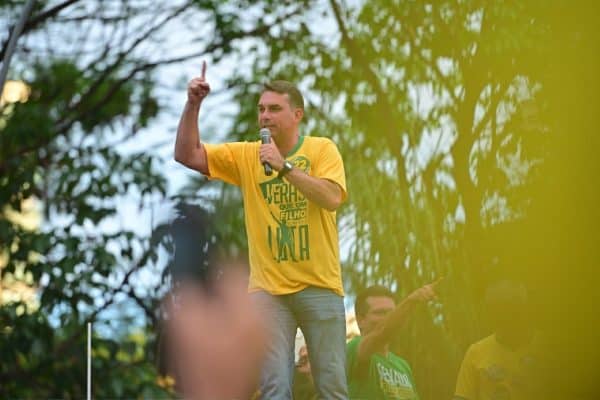 Flávio Bolsonaro confirma presença em debate na Globo mesmo sem Lula