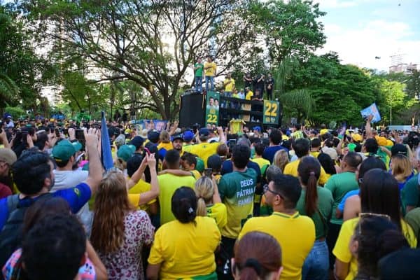 Flávio Bolsonaro chama polícia após ataque com ovos em carreata em Goiânia