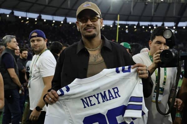 Neymar recebe camiseta dos Dallas Cowboys no Maracanã durante jogo da NFL