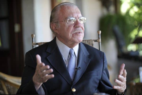 José Sarney continua internado em São Paulo para tratar pneumonia
