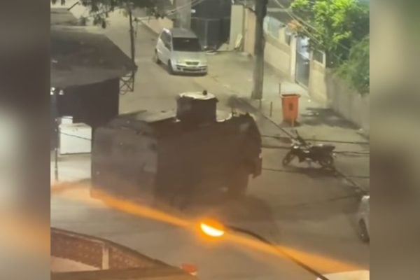 Operação da PM no RJ contra TCP resulta em baleados e apreensão de armas