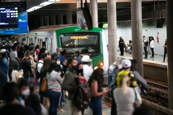 Estudante de 17 anos é atacada com garrafa no Metrô-DF em vagão feminino