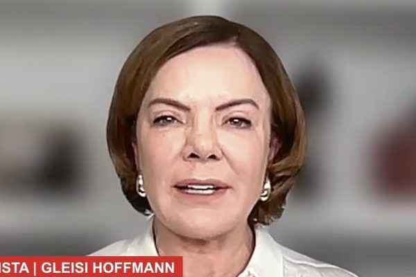 Gleisi Hoffmann apoia decisão de Flávio Dino sobre Nossa Senhora e elogia Lula