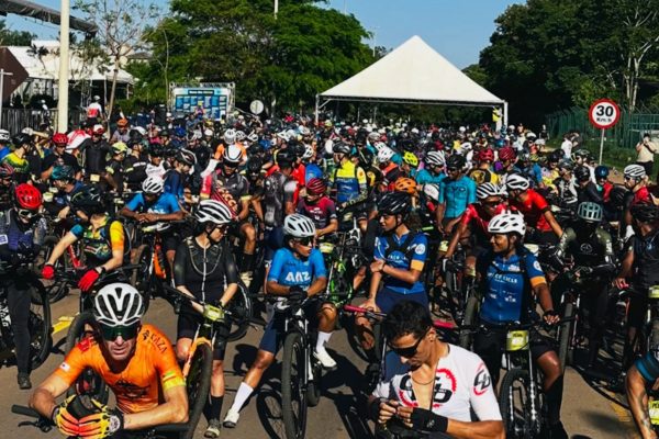Mulher sofre acidente de bicicleta em competição no DF e é resgatada inconsciente