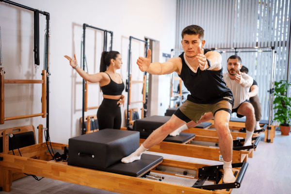 “Bro-lates”: Aulas de Pilates Exclusivas para Homens Ganham Popularidade nos EUA