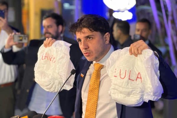 Renan Santos ameaça ação judicial se não for chamado para debate sem Lula