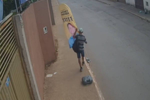 Câmera registra furto de banner de campanha de Rôney Nemer no Sol Nascente