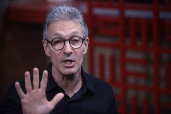 Pressão sobre Zema cresce para apoiar Flávio Bolsonaro nas eleições