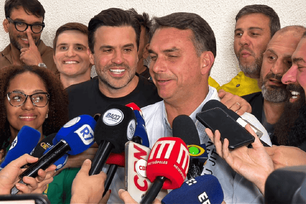 Flávio Bolsonaro em campanha volta a criticar Lula, chamando-o de pai do Tigrinho