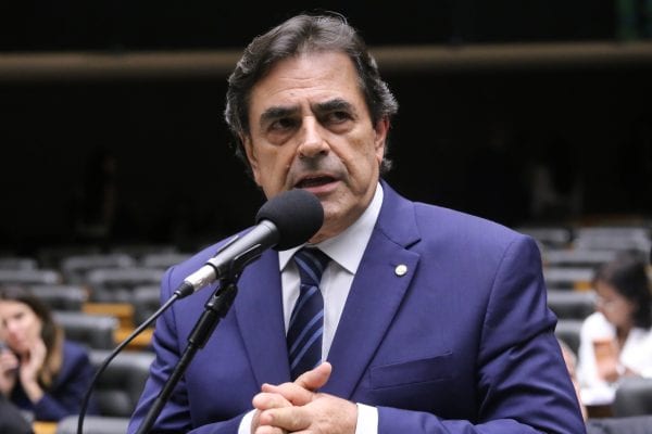 Pesquisa Quaest: Domingos Sávio lidera numericamente, mas empate técnico persiste para o Senado em MG