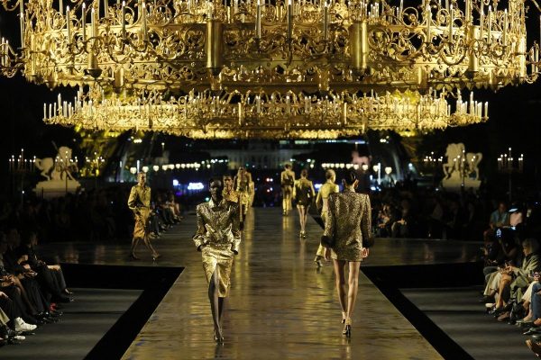 Paris Dourada Comemora 10 Anos de Vaccarello na Yves Saint Laurent
