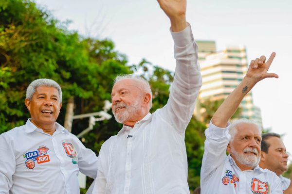Na Bahia, Lula critica ACM Neto e Flávio Bolsonaro em comício